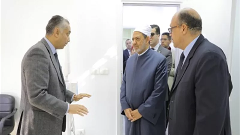 شيخ الأزهر يتفقد المستشفى التخصصى ويشيد بنجاح أول حالة جراحة فك لطالبة