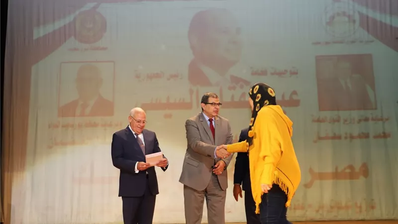 وزير القوي العاملة ومحافظ بورسعيد يسلمان 56 عقد عمل لمتحدي الإعاقة