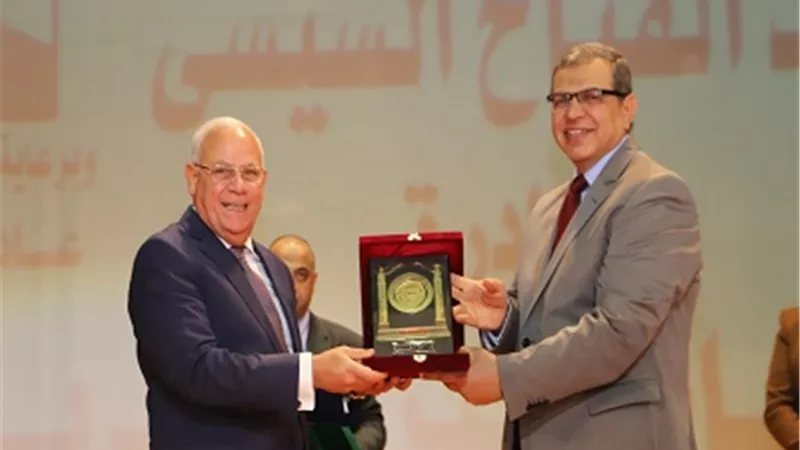 سعفان والغضبان يتبادلان دروع التكريم في إطار احتفالات بورسعيد بعيدها القومي