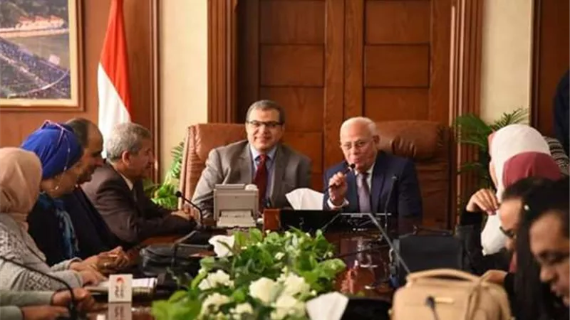 محافظ بورسعيد ووزير القوى العاملة يؤكدان على أن العامل المصرى أثبت قدراته فى مختلف المشروعات القومية