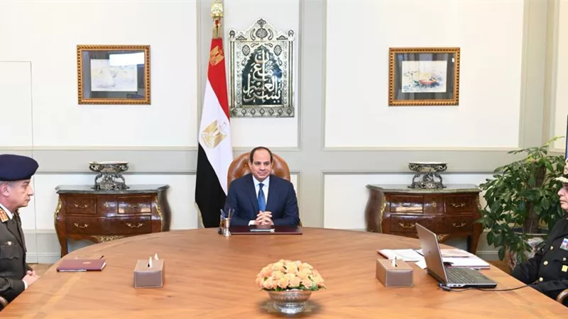 الرئيس السيسي يستعرض الإجراءات التي تتخذها القوات المسلحة لحماية الحدود المصرية