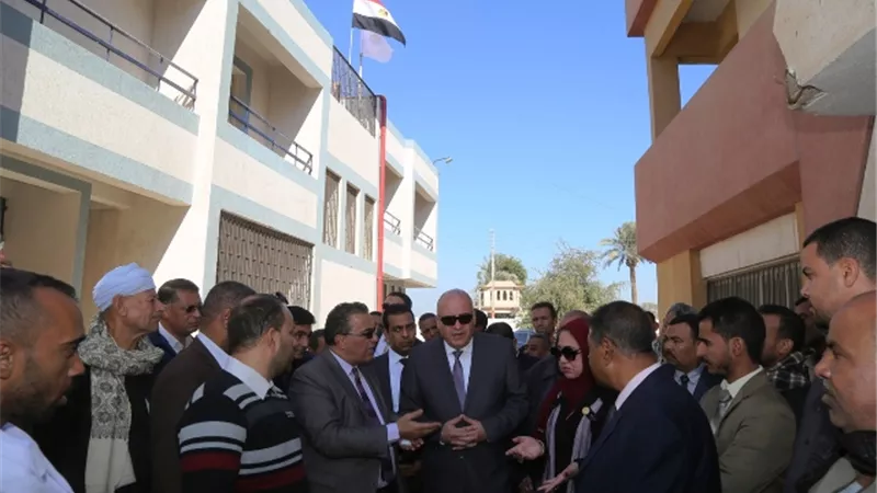 محافظ قنا يتفقد عدد من المنشآت الطبية فى أبو تشت.. بالصور