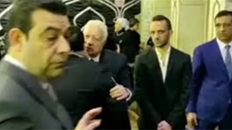 شاهد .. الظهور الاول لمحمد فؤاد بعد تعرضه لوعكة صحية في عزاء شقيقة مرتضى منصور