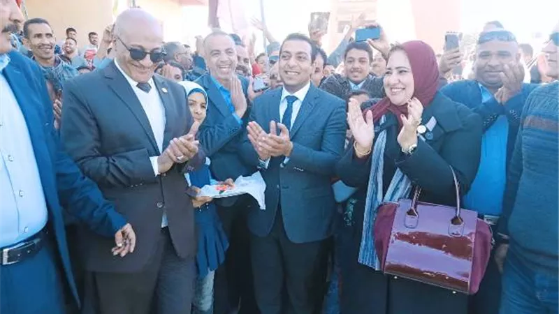 نائب محافظ قنا يفتتح مركز شباب قرية العمرة فى مركز ابوتشت.. بالصور