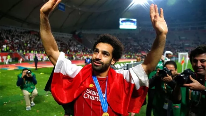 عمرو أديب معلقا على رفع صلاح علم بلاده من قلب قطر 