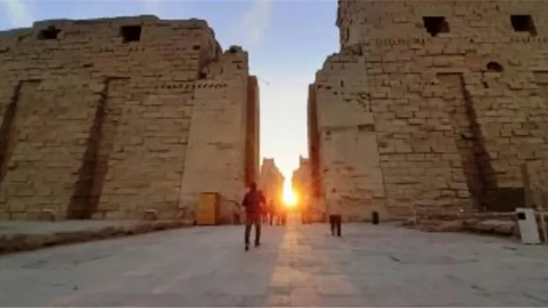 الأقصر تحتفل بظاهرة تعامد الشمس على قدس الأقداس بمعبد الكرنك
