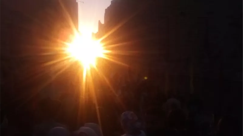 محافظ الأقصر وآلاف السياح احتفلوا بتعامد الشمس علي معابد الكرنك