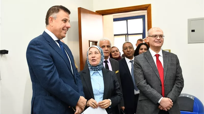 رئيس جامعة عين شمس يتفقد عمليات التطوير بكلية التجارة