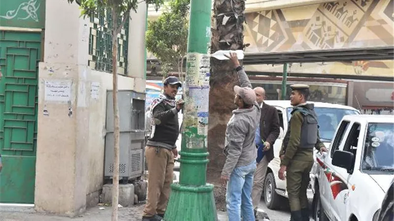 محافظ أسيوط: حملات مكثفة وغرامات فورية لملصقات واعلانات الشوارع غير المرخصة