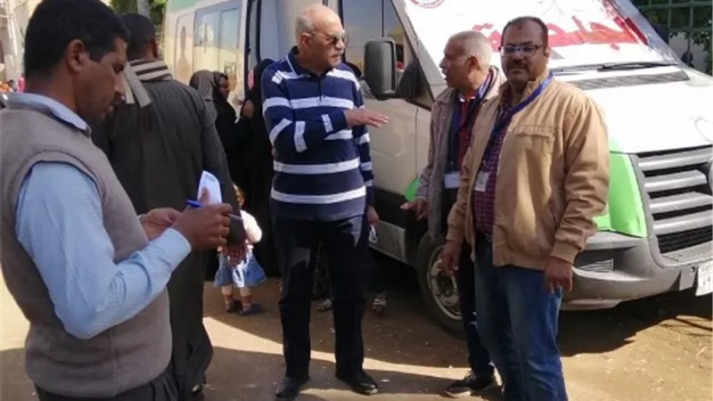 رئيس مدينة القرنة غرب الأقصر يتفقد اعمال القافلة الطبية بالأقالتة