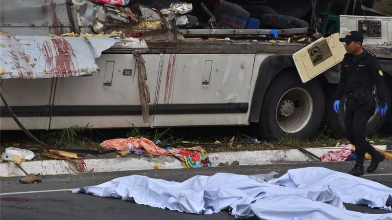 مصرع 23 شخصا فى حادث تصادم سيارتين فى جواتيمالا .. فيديو وصور