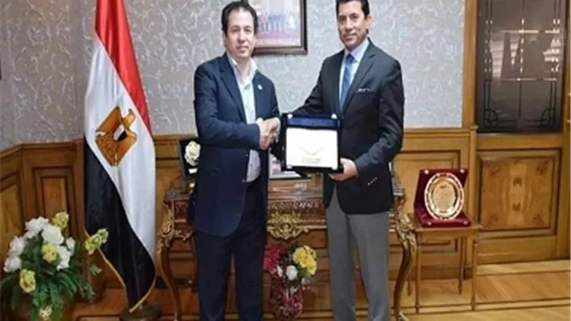 وزيرالشباب يكرم ضياء دويدار لاختياره ضمن أفضل عشرة مديري عموم بالجهاز الإداري للدولة