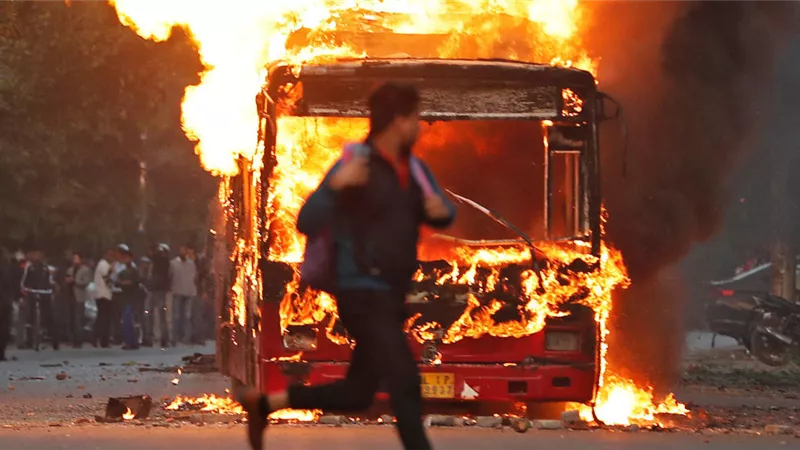 مقتل و إصابة12 شخصا في حريق مخزن بالعاصمة الهندية