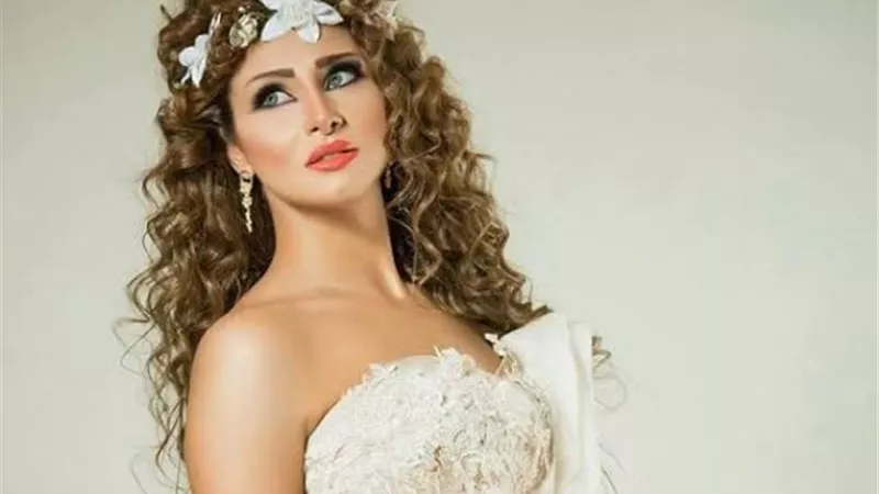انجى خطاب تخطف الانظار بالهوت شورت فى الشتاء .. صور