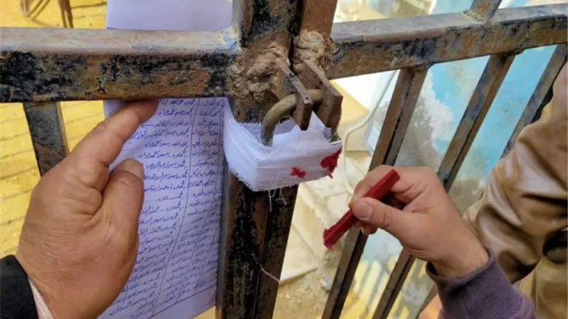 غلق 30 محل مخالف و إزالة 200 إشغال في الإسماعيلية.صور