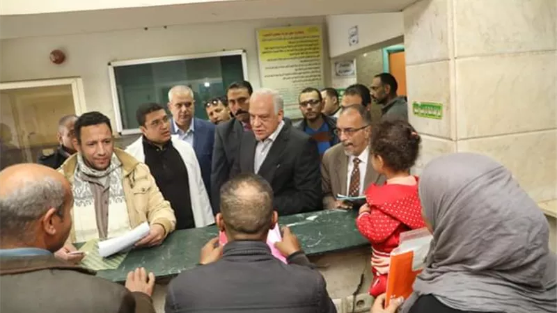 محافظ الجيزة يحيل طبيبا وفني تحاليل للتحقيق بمستشفي ابو النمرس