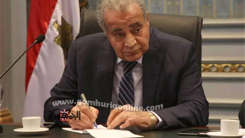 وزير التموين يطالب بضرورة اعداد تشريع قانوني لفرض رسم على السكر الأبيض المستورد