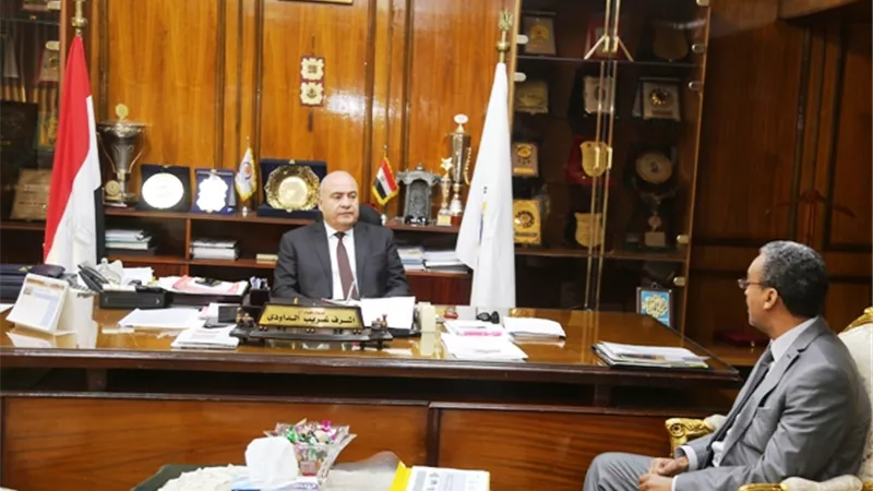 محافظ قنا يستعرض ملف المجتمعات العمرانية الجديدة بالمحافظة