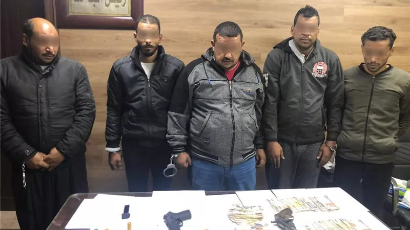 سقوط عصابة السيارات باسلوب انتحال صفة ضباط الشرطة بالتجمع الخامس