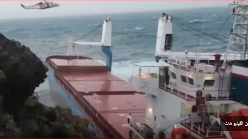 شاهد لحظة اصطدام سفينة ايطالية بالشاطئ