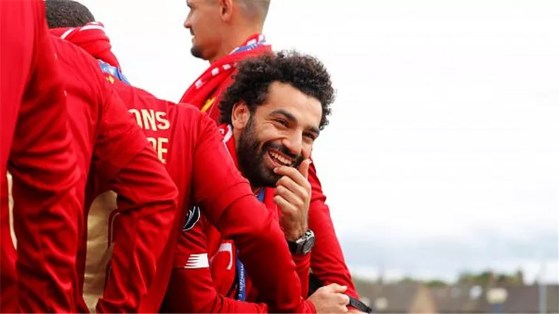شاهد رد فعل محمد صلاح عقب عودته إلى إنجلترا.. صور
