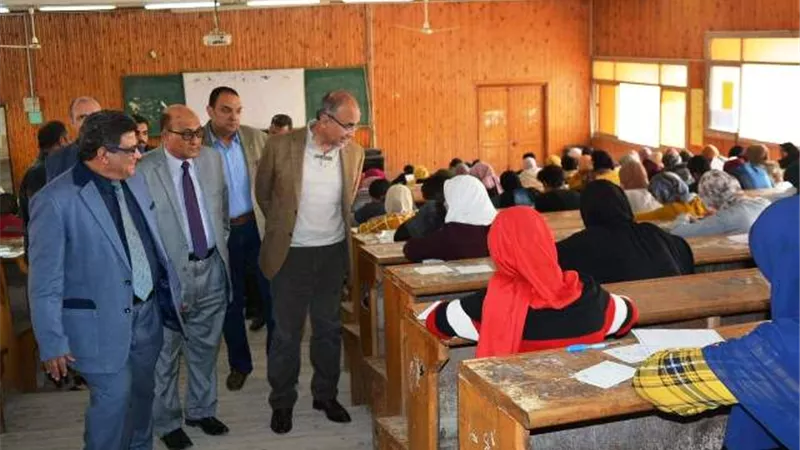رئيس جامعة الزقازيق يتفقد لجان الإمتحانات فى كلية الآداب.. بالصور