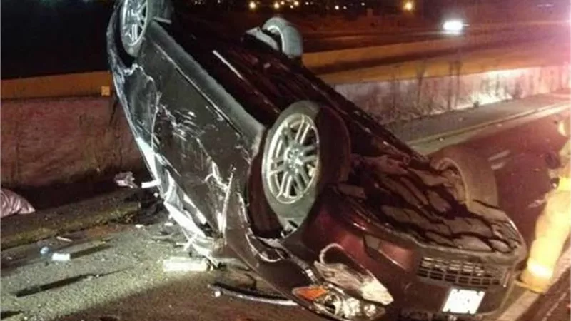 إصابة 4 أشخاص في انقلاب سيارة بالطريق الدولي الساحلي