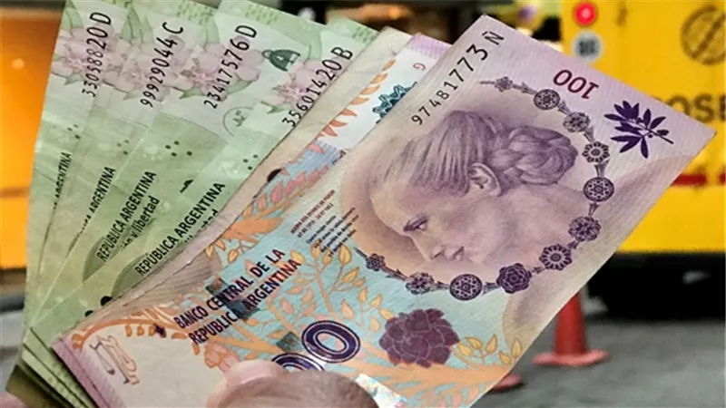 هبوط البيزو الأرجنتيني في السوق السوداء إلى مستوى قياسي منخفض