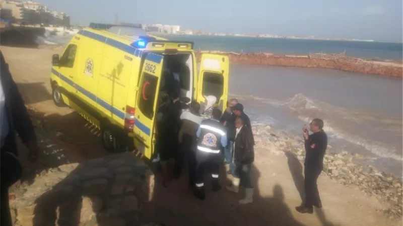 محافظ مطروح ينقذ ثلاث غرقا