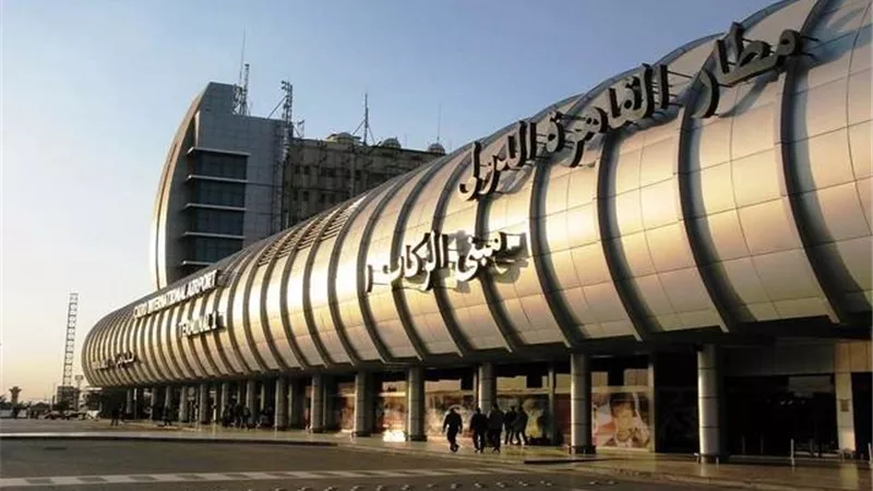 وفاة امريكي علي طائرة باريس قبل هبوطها بالمطار
