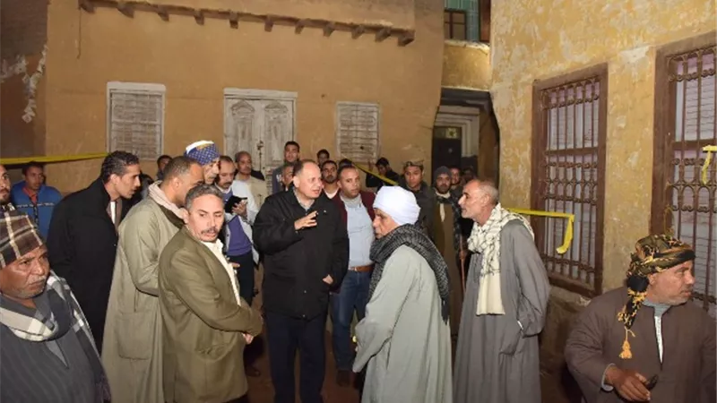 محافظ أسيوط يتفقد 4 منازل بأبنوب تعرضت للتصدع