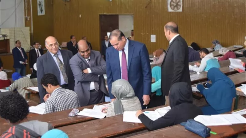 رئيس جامعة سوهاج يتابع امتحانات الفصل الدراسي الأول بكلية الصيدلة