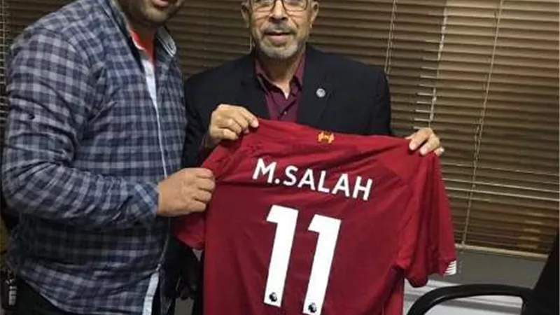تيشرت واتصال هاتفي من صلاح ... تفاصيل زيارة خال 