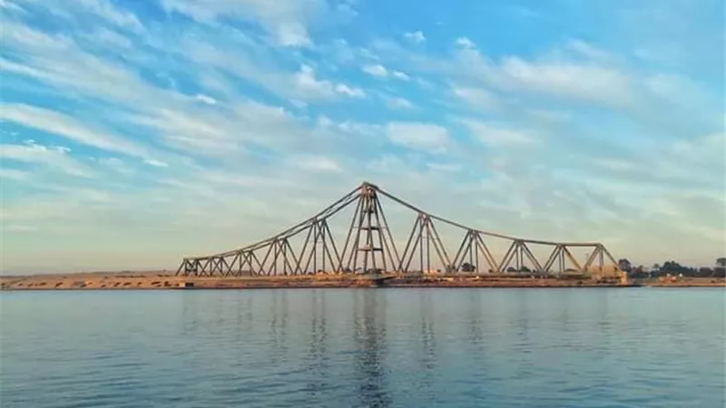 وصول معدات كوبري الفردان الجديد الي ميناء شرق التفريعة