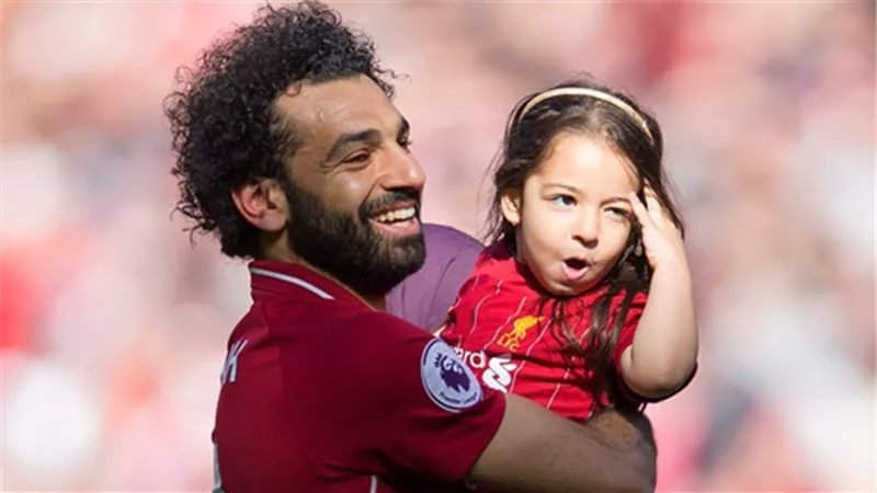 شاهد تحدى محمد صلاح مع أبنته مكه فى الجيم