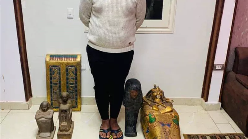 سقوط طالب وبحوزتة تماثيل اثرية بمصر القديمة