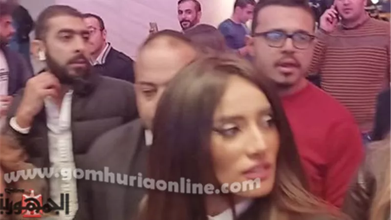 الجمهور يلتف حول النجمة زينة في العرض الخاص لفيلمها 