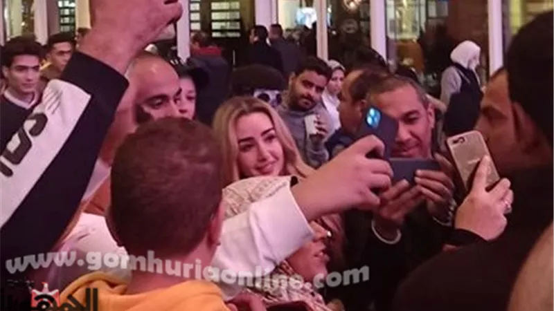 الجمهور يلتف حول النجمة هنا الزاهد في العرض الخاص لفيلم 