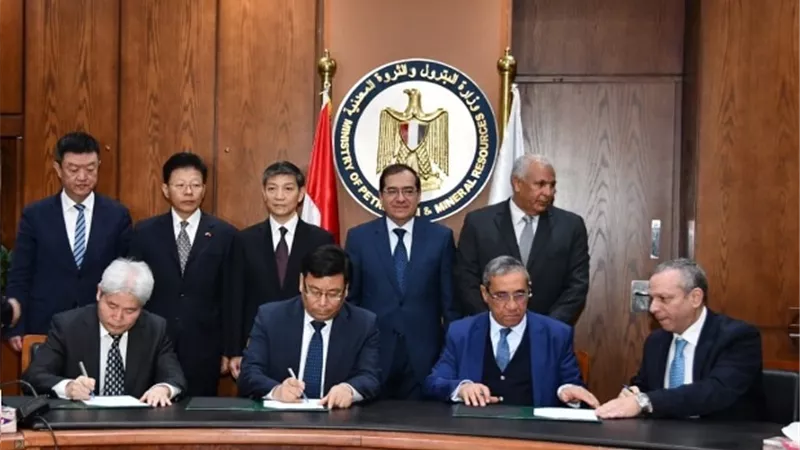 وزير البترول يشهد توقيع عقد انشاء مشروع مجمع تصنيع حامض الفوسفوريك بأبو طرطور