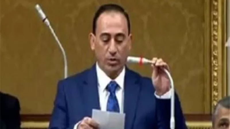 وكيل نقل البرلمان يؤيد استخدام البطاقات البنكية لاستقلال مترو الانفاق