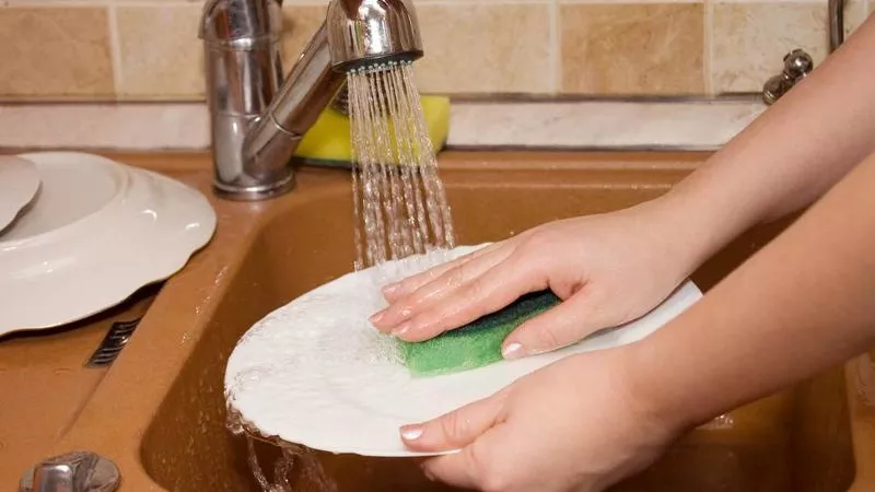 غسل الأوانى بالصابون السائل يسبب السرطان