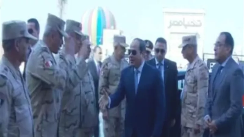 شاهد .. الرئيس السيسي يصل الفيوم لافتتاح مشروعات جديدة للإنتاج الحيوانى