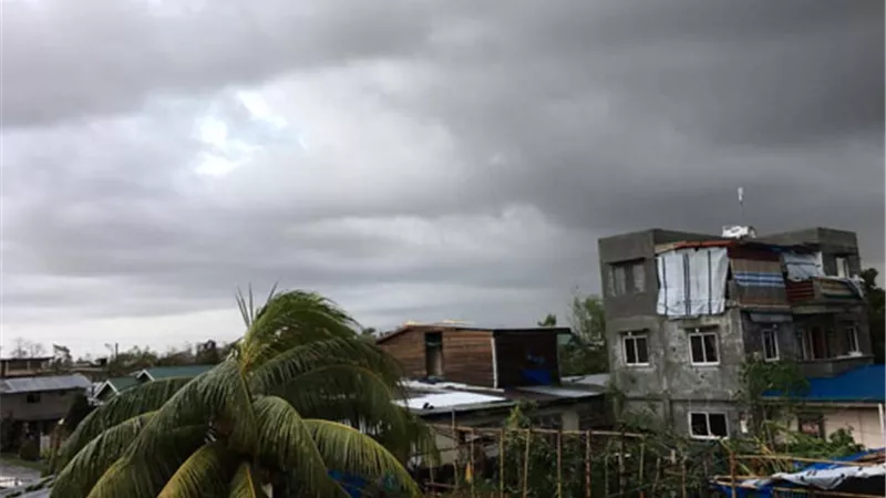 إعصار يضرب الفلبين .. وإلغاء الرحلات البحرية والجوية