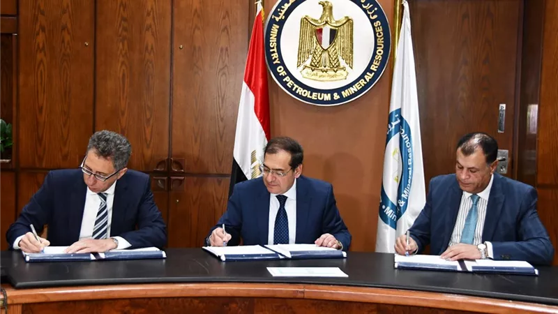 4 اتفاقيات للتنقيب عن البترول فى الصحراء الغربية