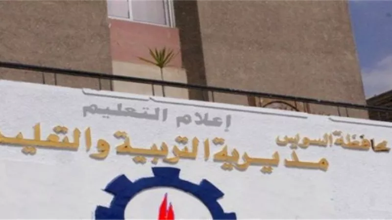 الشاعر تكرم مدرسة الشهيدة شادية بكأس أولمبياد التفوق للتعليم الثانوي بالسويس