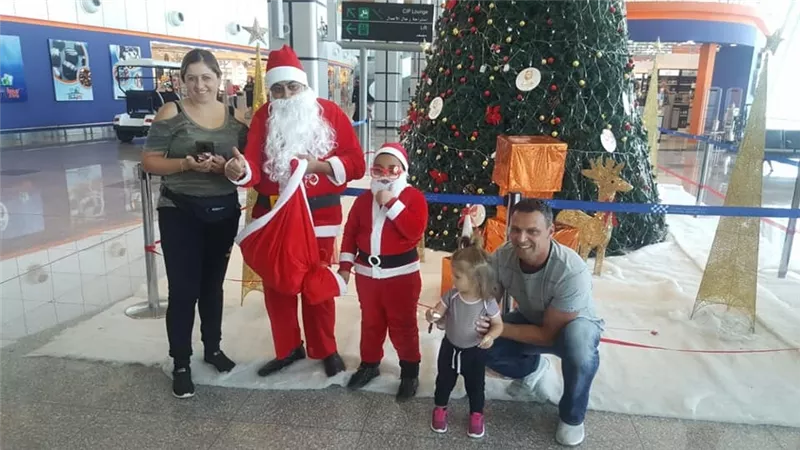 «بابا نويل» يستقبل سياح مطار الغردقة بالهدايا التذكارية