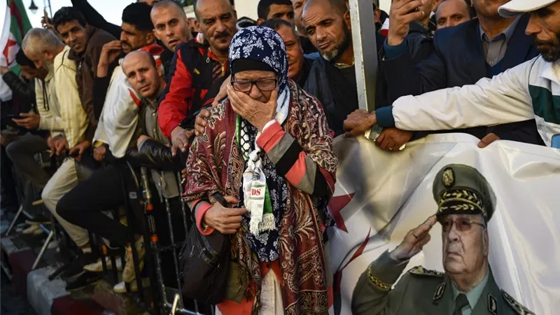 بحضور الرئيس الجديد.. تشييع جثمان رئيس الأركان قايد صالح في الجزائر