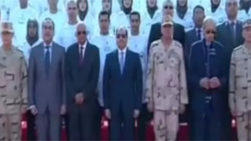 الرئيس يلتقط صورة تذكارية مع عمال مجمع الإنتاج الحيوانى فى الفيوم