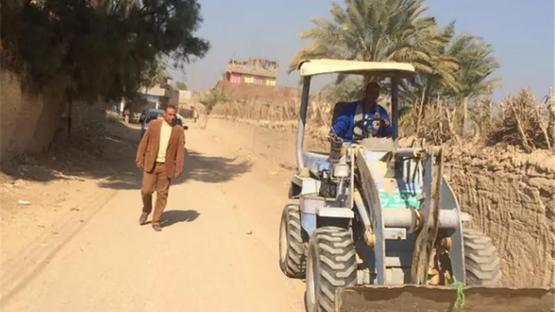 فتح وتمهيد طريقى الشعراوى والصعايدة بالمدامود شمال الأقصر