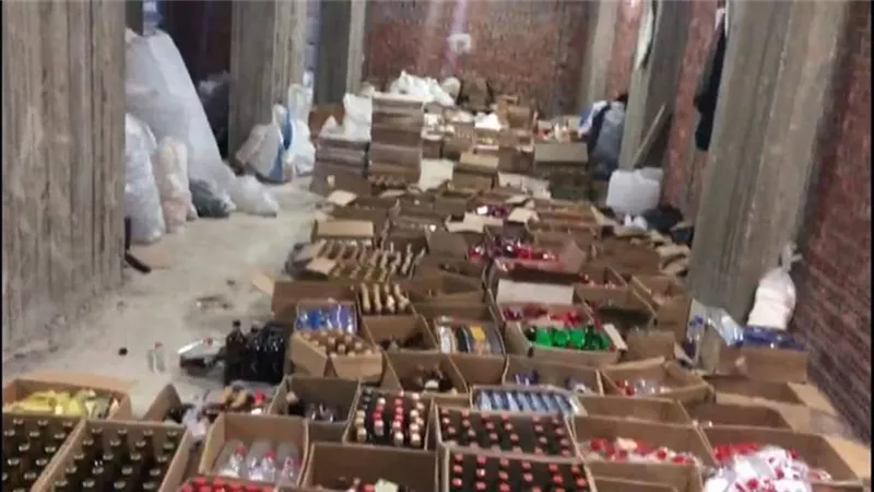 قبل رأس السنة ..ضبط 2000 زجاجة خمور مغشوشة داخل مصنع بمدينة السلام